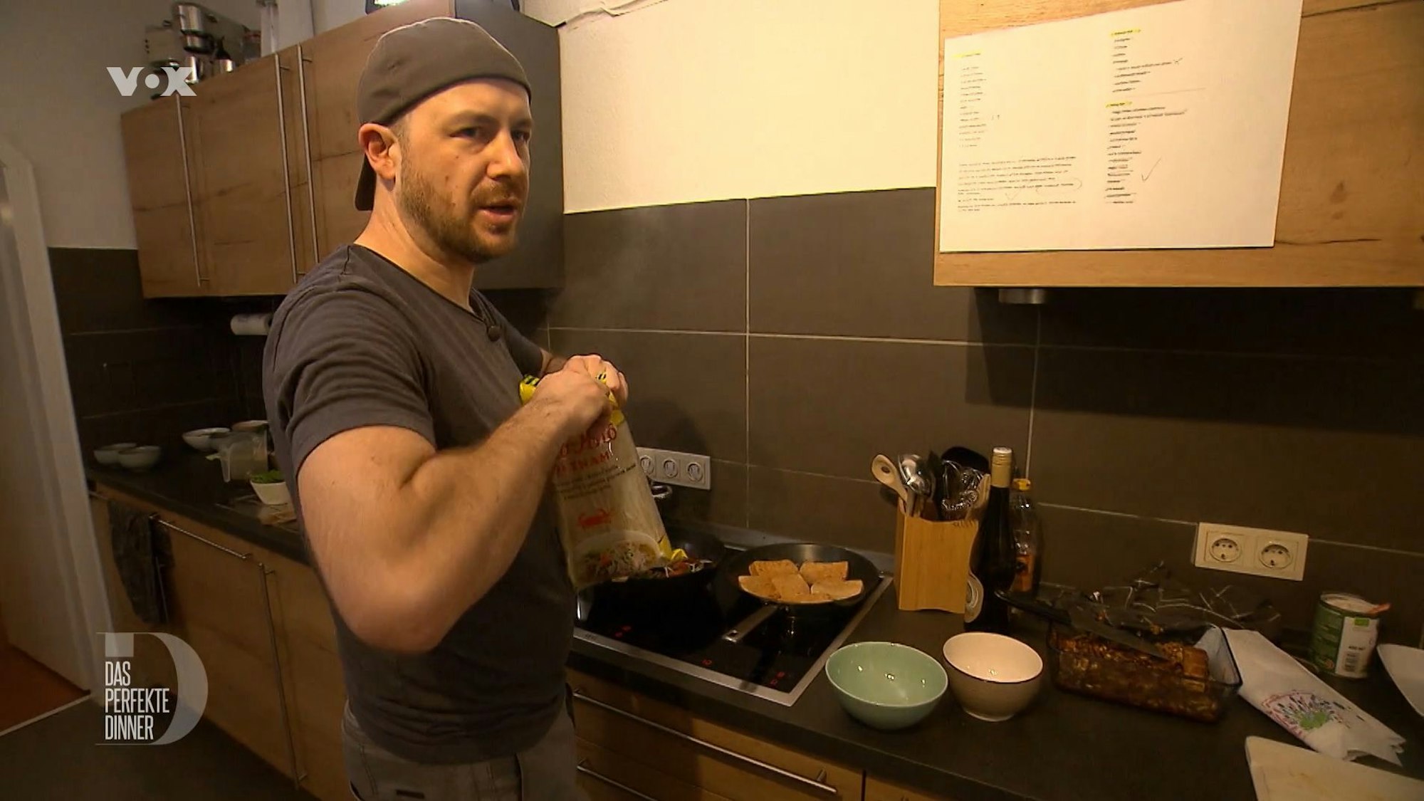 Bei Das perfekte Dinner versucht Stephan (37) seine Gäste verbal und kulinarisch vom Veganismus zu überzeugen.