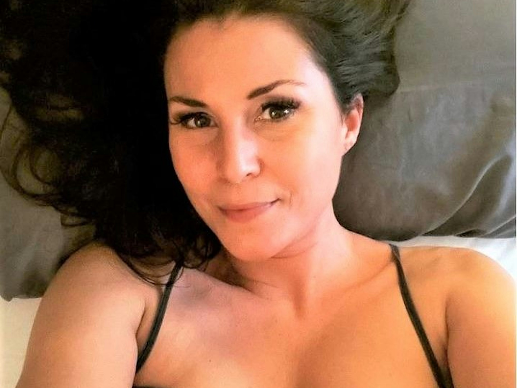 Vanessa Blumhagen lächelt für ein Selfie in die Kamera.