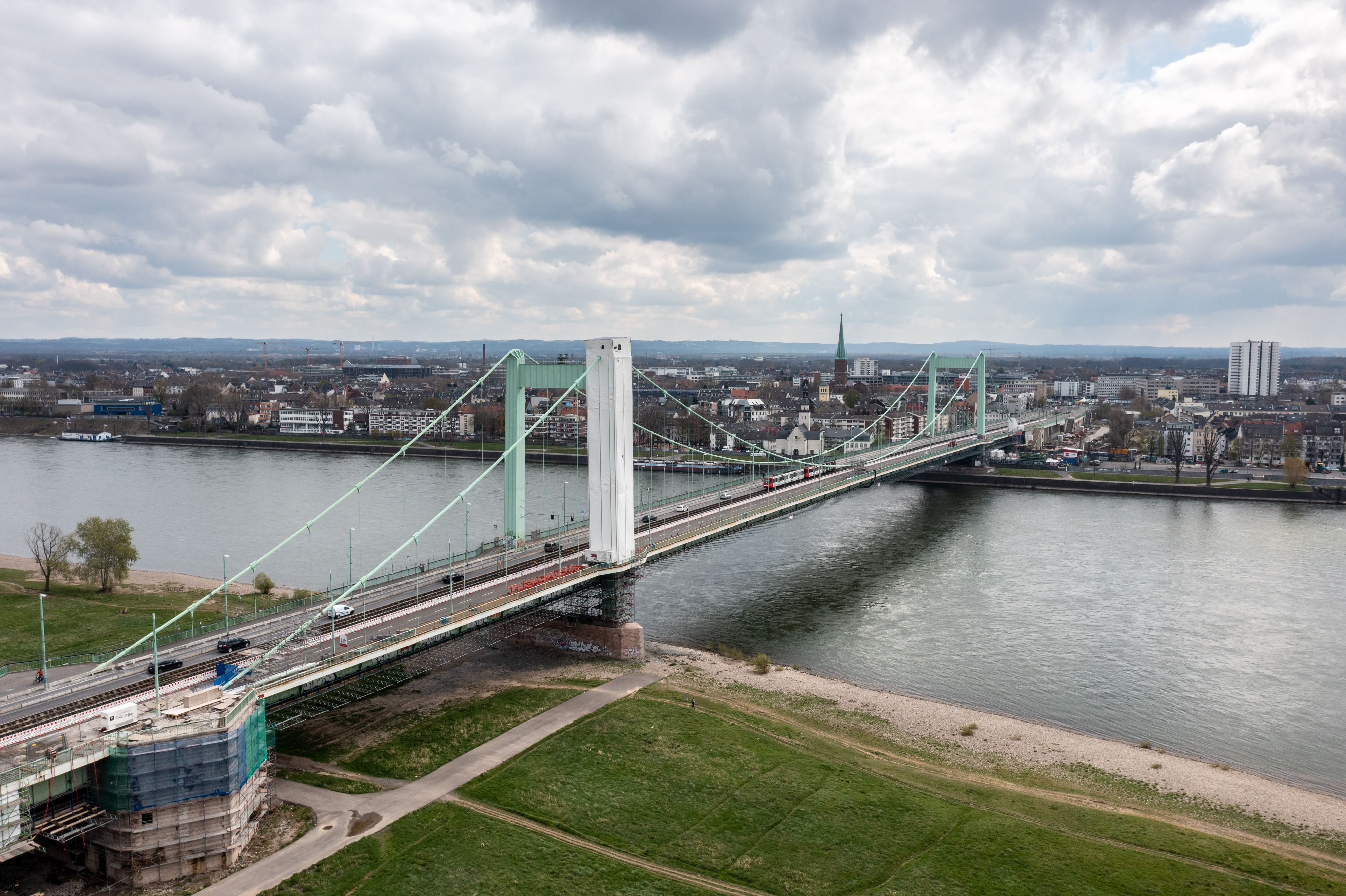 Köln: Blick auf die Mülheimer Brücke und Mülheim.
