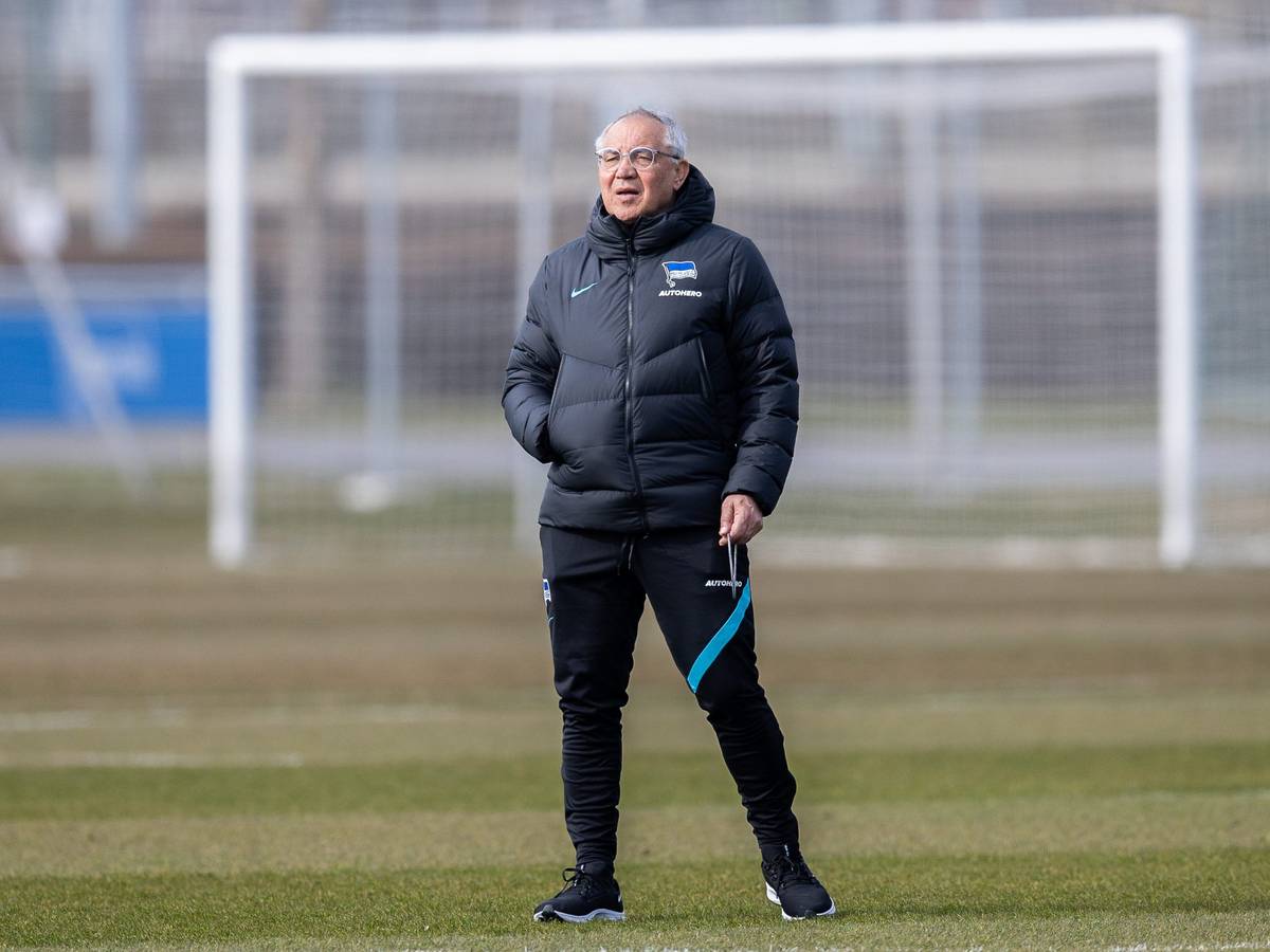Felix Magath steht auf dem Trainingsplatz.