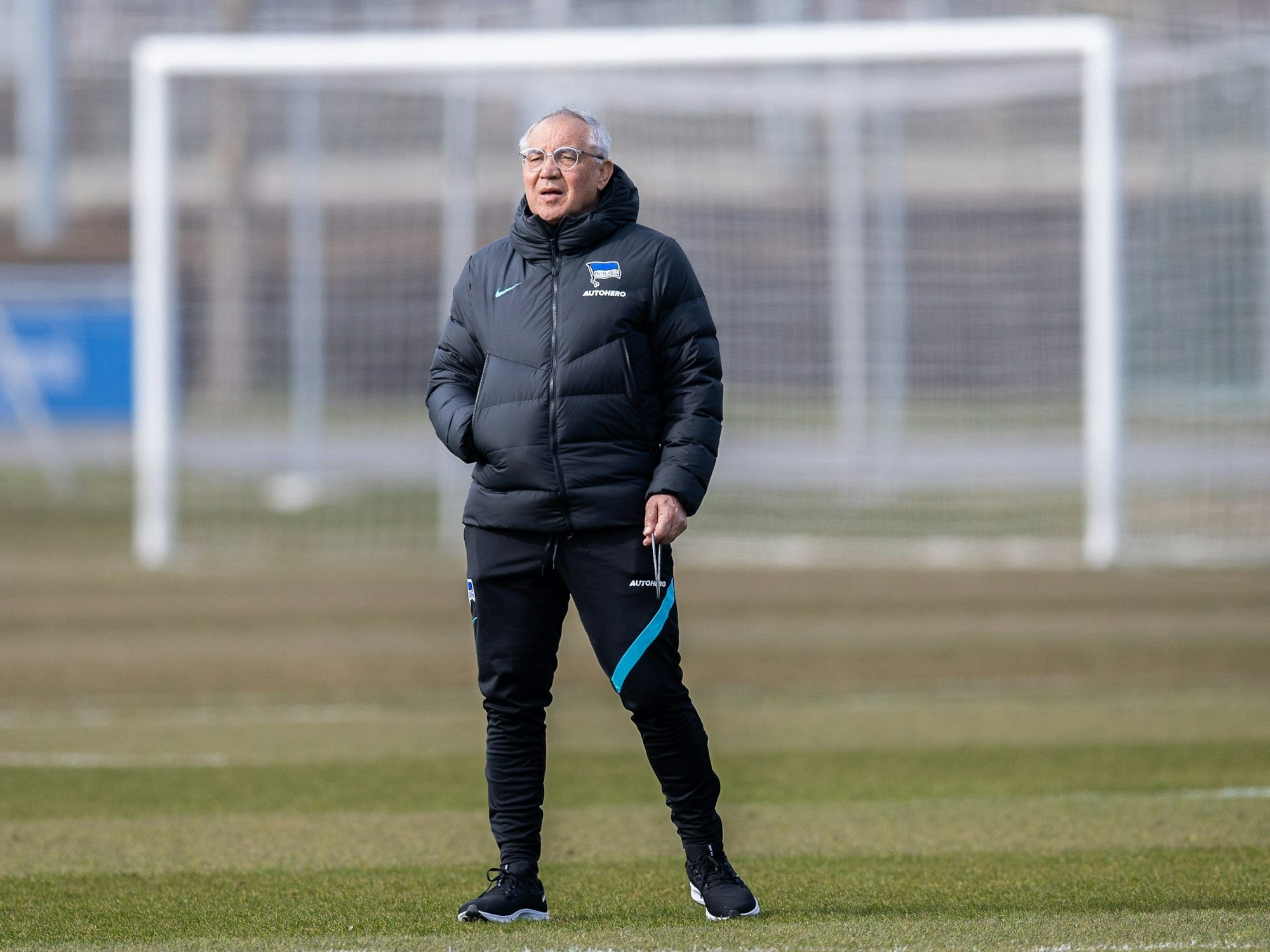 Felix Magath steht auf dem Trainingsplatz.