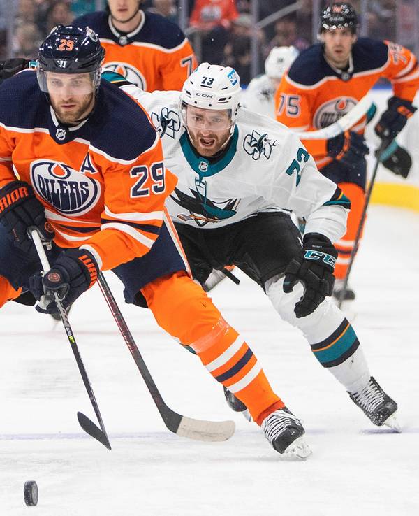 Leon Draisaitl im Duell mit Noah Gregor beim Sieg der Edmonton Oilers gegen die San José Sharks.