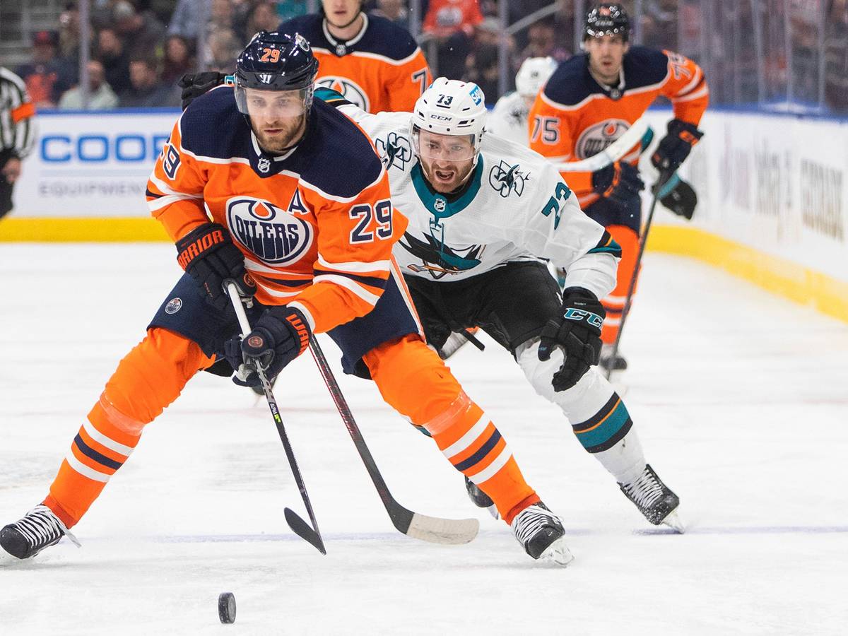 Leon Draisaitl im Duell mit Noah Gregor beim Sieg der Edmonton Oilers gegen die San José Sharks.