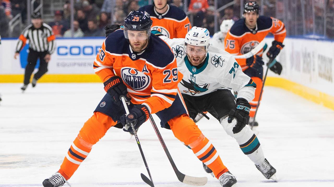 Leon Draisaitl im Duell mit Noah Gregor beim Sieg der Edmonton Oilers gegen die San José Sharks.