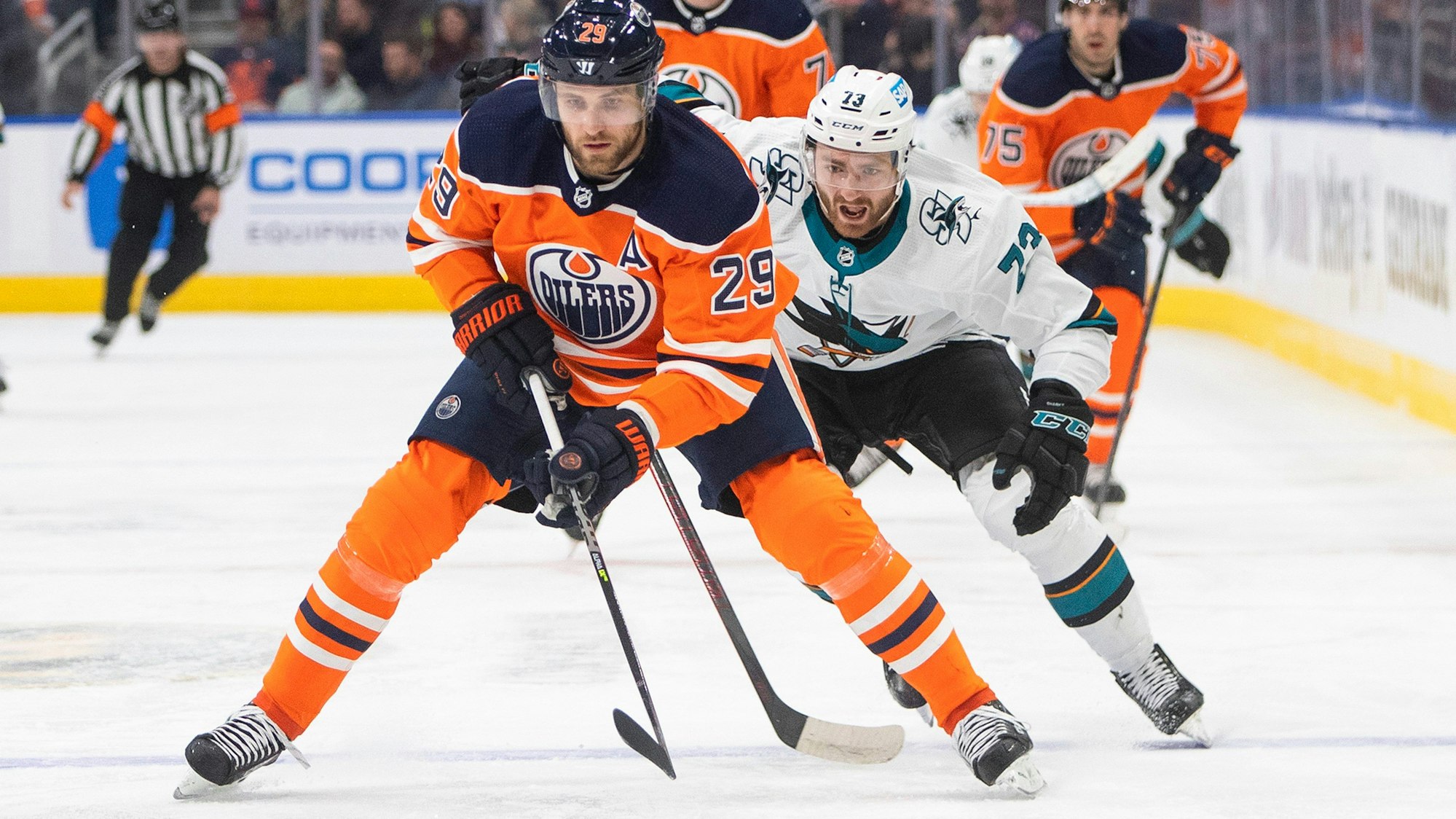 Leon Draisaitl im Duell mit Noah Gregor beim Sieg der Edmonton Oilers gegen die San José Sharks.