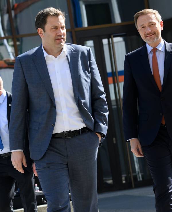 Die Vorsitzenden der Ampel-Parteien (l-r), Lars Klingbeil, Vorsitzender der SPD, Christian Lindner, Bundesvorsitzender der FDP, und Ricarda Lang, Bundesvorsitzende von Bündnis 90/Die Grünen, kommen zu einem Statement zum geplanten Entlastungspaket als Reaktion auf die gestiegenen Energiepreise vor dem Reichstagsgebäude.