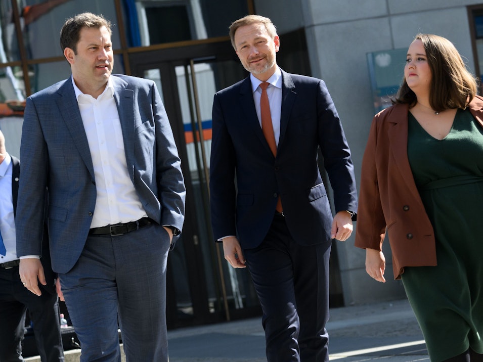 Die Vorsitzenden der Ampel-Parteien (l-r), Lars Klingbeil, Vorsitzender der SPD, Christian Lindner, Bundesvorsitzender der FDP, und Ricarda Lang, Bundesvorsitzende von Bündnis 90/Die Grünen, kommen zu einem Statement zum geplanten Entlastungspaket als Reaktion auf die gestiegenen Energiepreise vor dem Reichstagsgebäude.