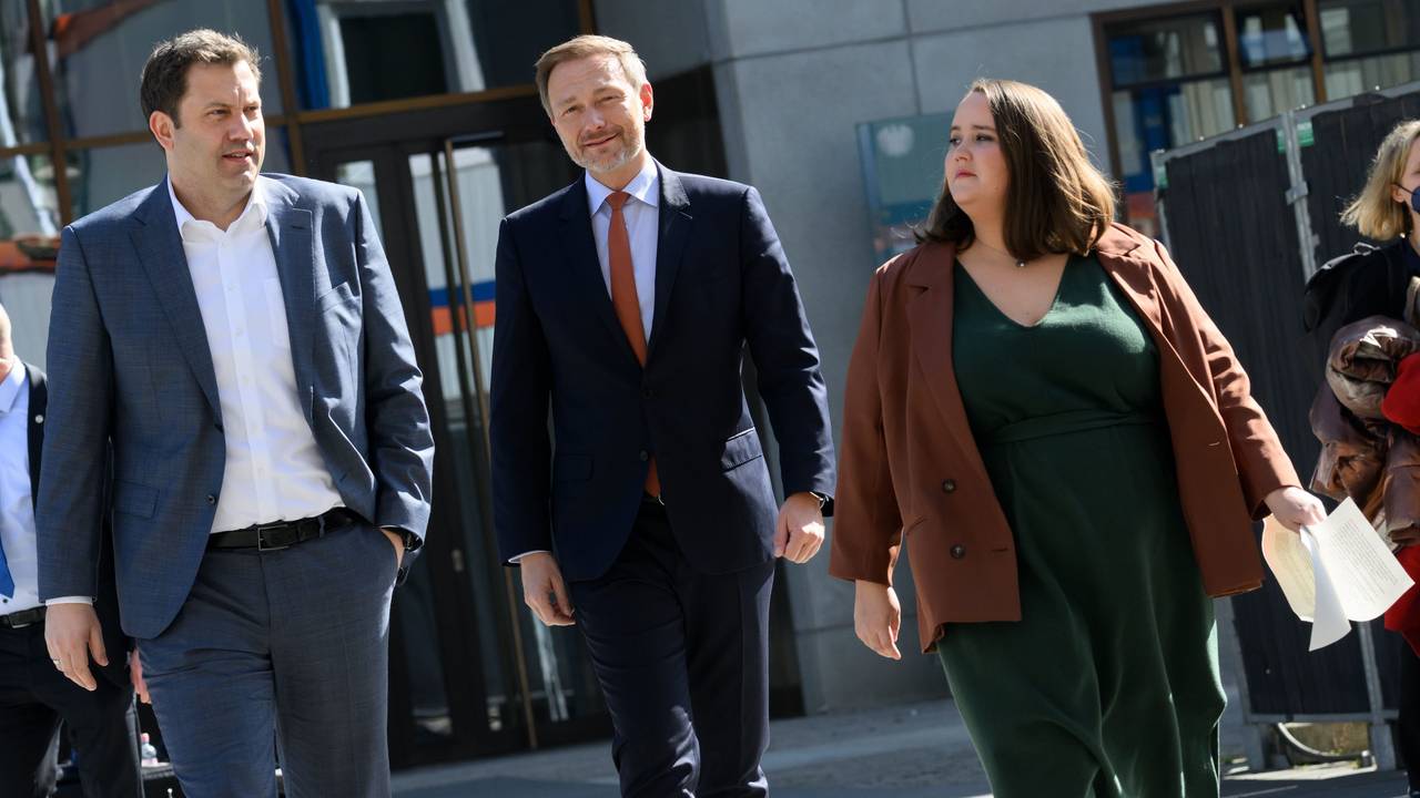 Die Vorsitzenden der Ampel-Parteien (l-r), Lars Klingbeil, Vorsitzender der SPD, Christian Lindner, Bundesvorsitzender der FDP, und Ricarda Lang, Bundesvorsitzende von Bündnis 90/Die Grünen, kommen zu einem Statement zum geplanten Entlastungspaket als Reaktion auf die gestiegenen Energiepreise vor dem Reichstagsgebäude.