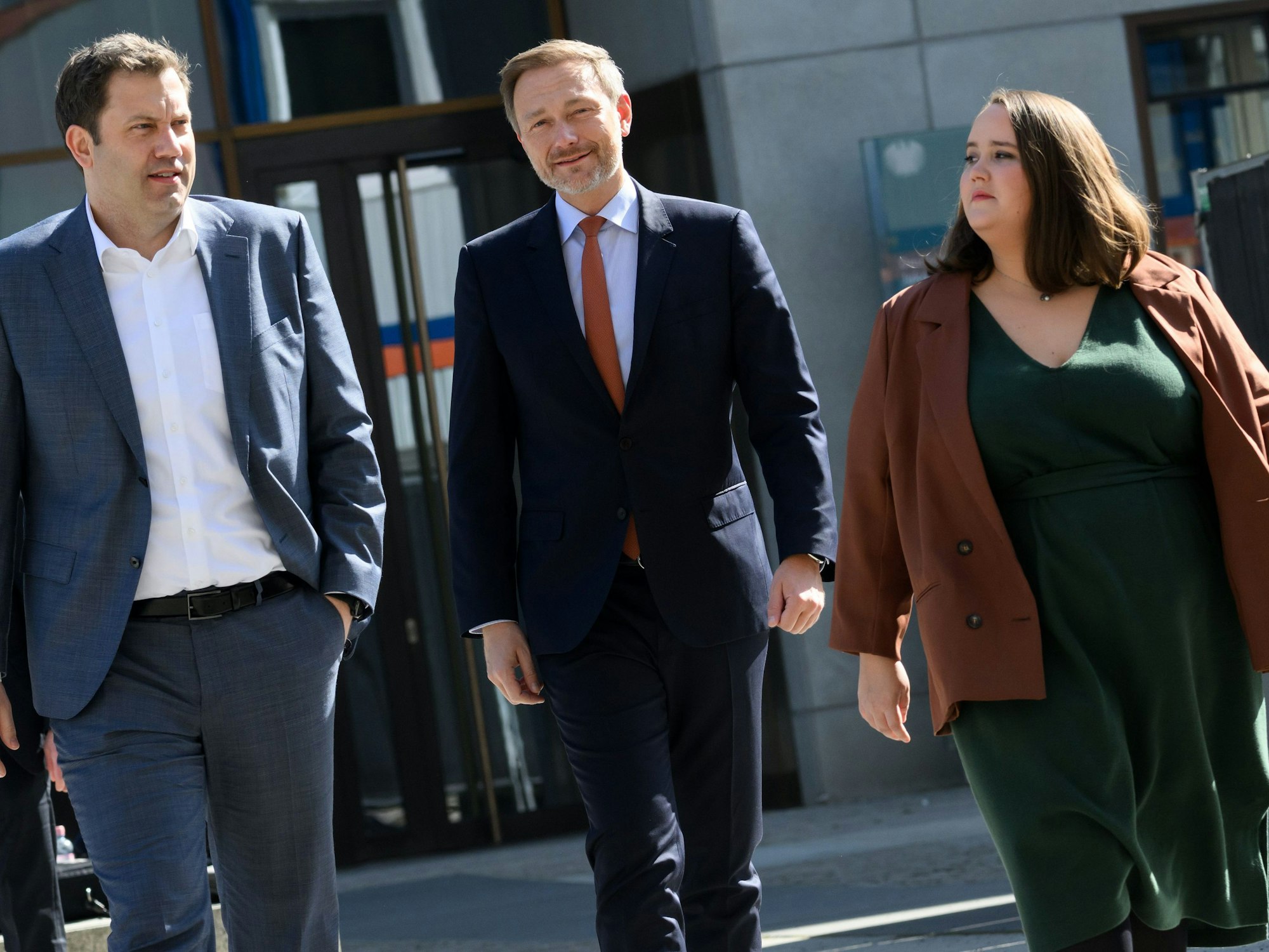 Die Vorsitzenden der Ampel-Parteien (l-r), Lars Klingbeil, Vorsitzender der SPD, Christian Lindner, Bundesvorsitzender der FDP, und Ricarda Lang, Bundesvorsitzende von Bündnis 90/Die Grünen, kommen zu einem Statement zum geplanten Entlastungspaket als Reaktion auf die gestiegenen Energiepreise vor dem Reichstagsgebäude.
