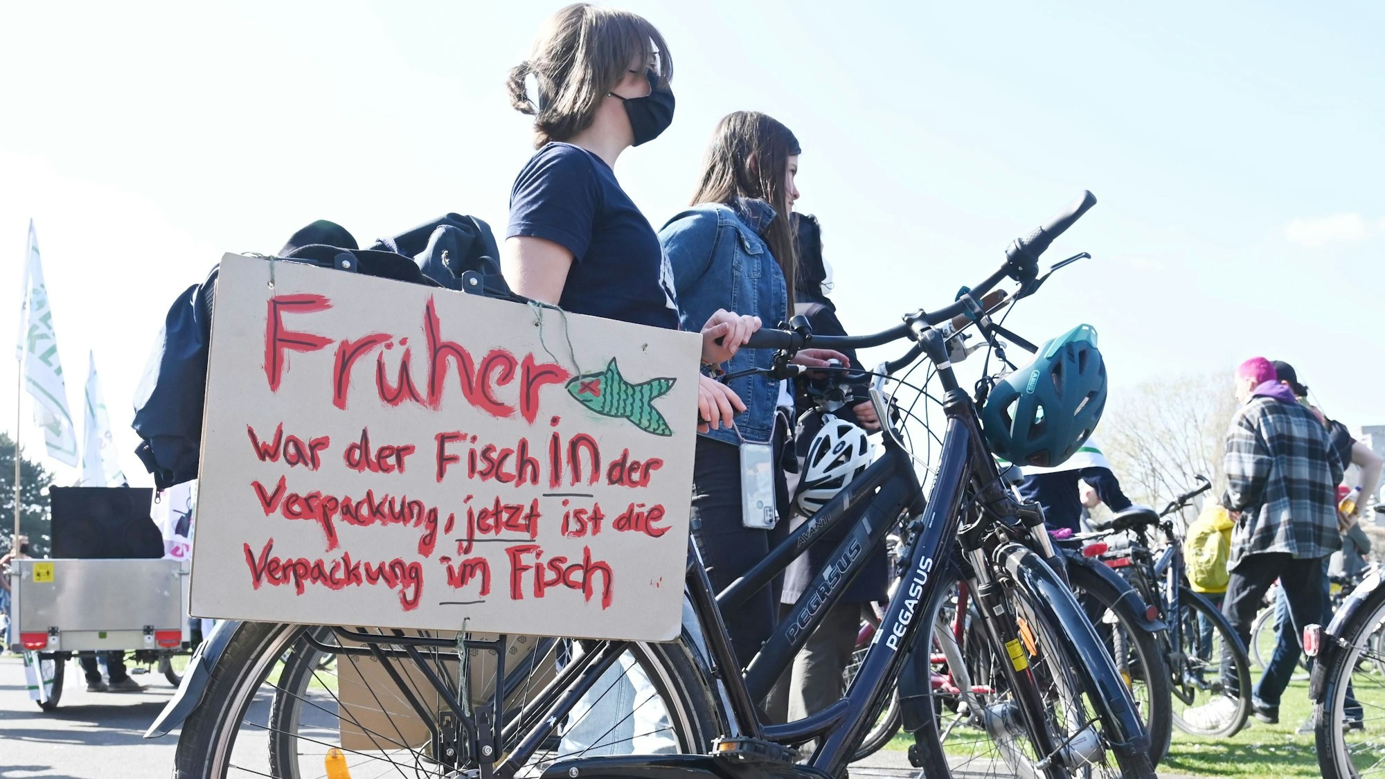 Demonstrantin im Rheinpark
