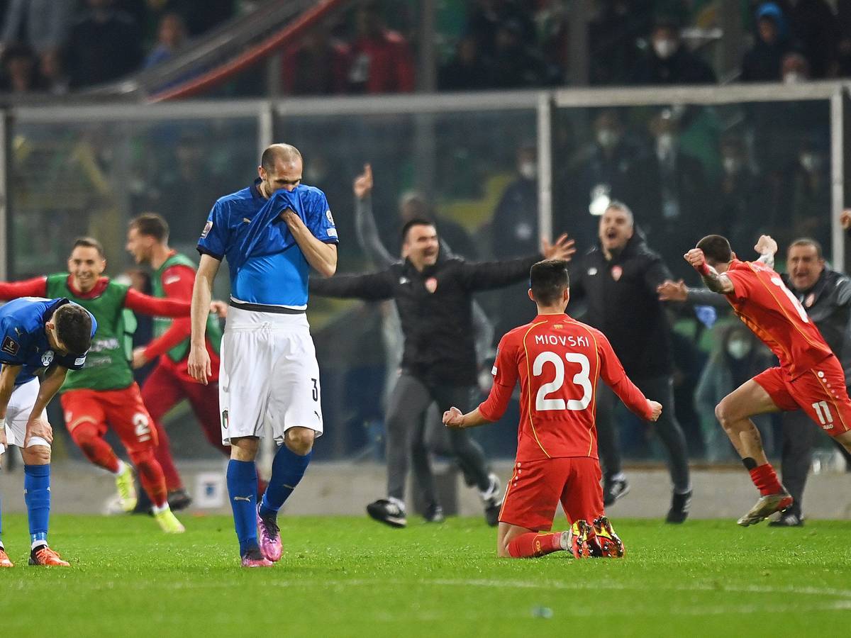Giorgio Chiellini wischt sich nach Italiens Niederlage im WM-Playoff gegen Italien mit dem Trikot durch das Gesicht