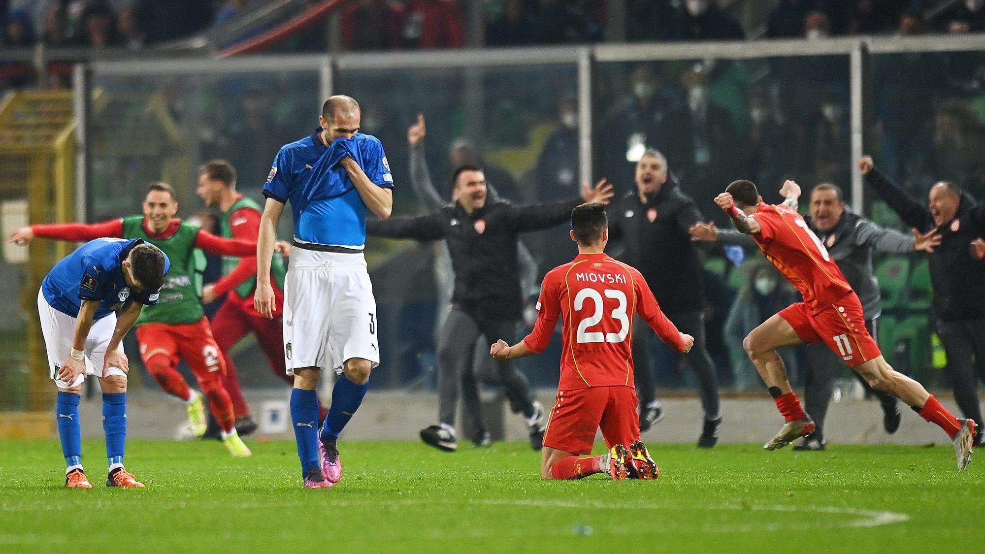 Giorgio Chiellini wischt sich nach Italiens Niederlage im WM-Playoff gegen Italien mit dem Trikot durch das Gesicht