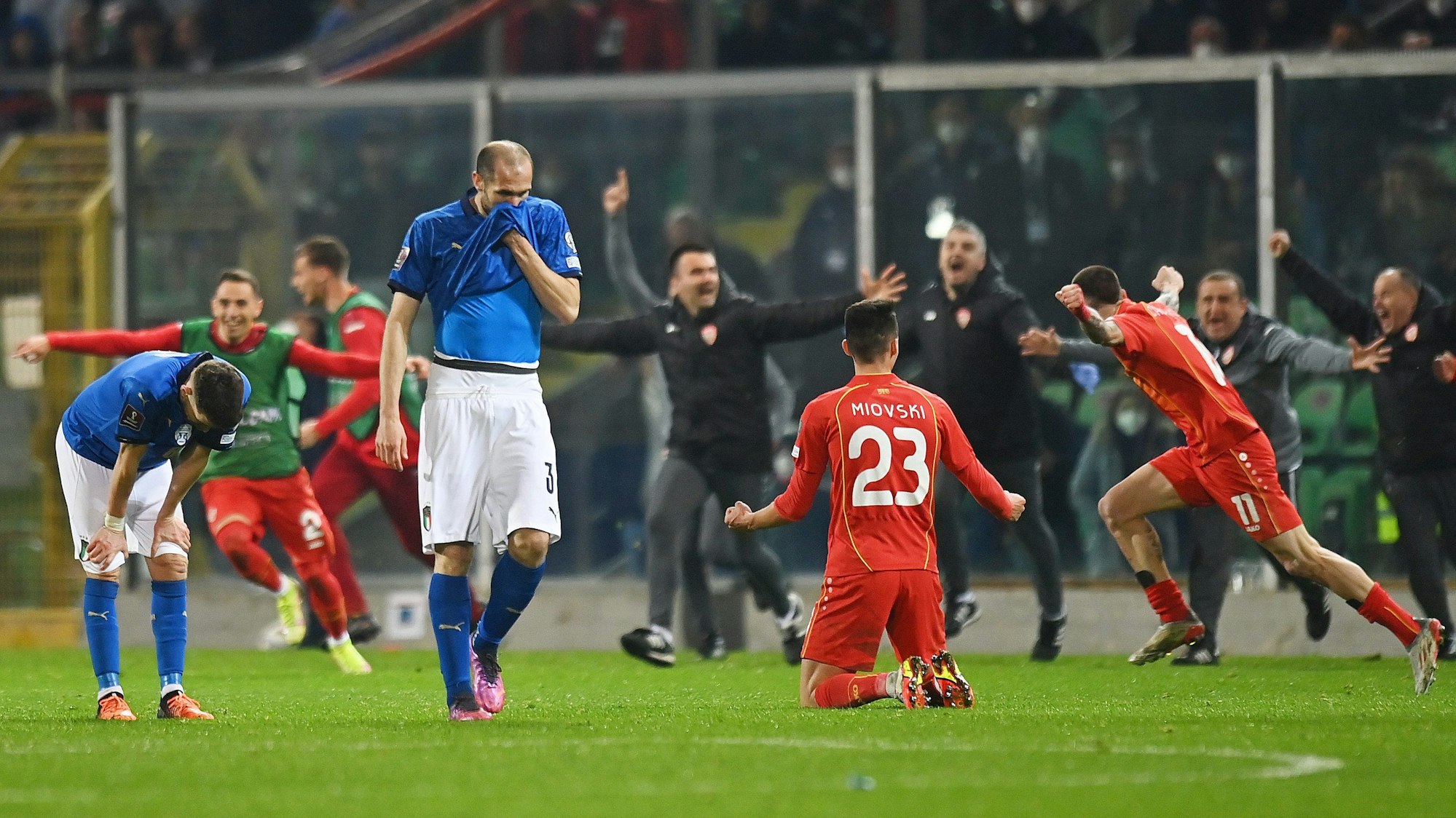 Giorgio Chiellini wischt sich nach Italiens Niederlage im WM-Playoff gegen Italien mit dem Trikot durch das Gesicht