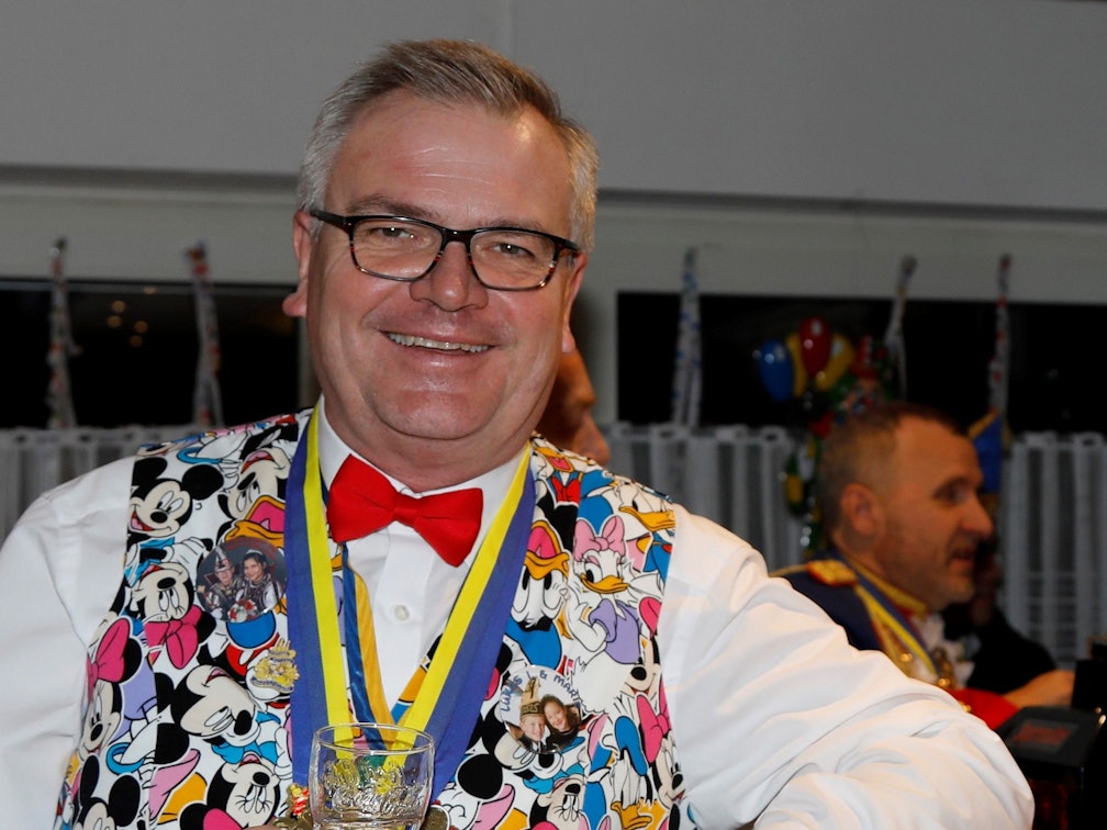 Bütten-Star Jürgen Beckers (54) pausiert für seine Kinder, weil sie in dieser Session das das Kinderprinzenpaar in Alsdorf stellen. Für Tochter Marie (10) und Sohn Lukas (8) wird damit ein Traum wahr, und den Vater und die Mutter Sandra freut es ebenfalls. Foto: Daniela Decker