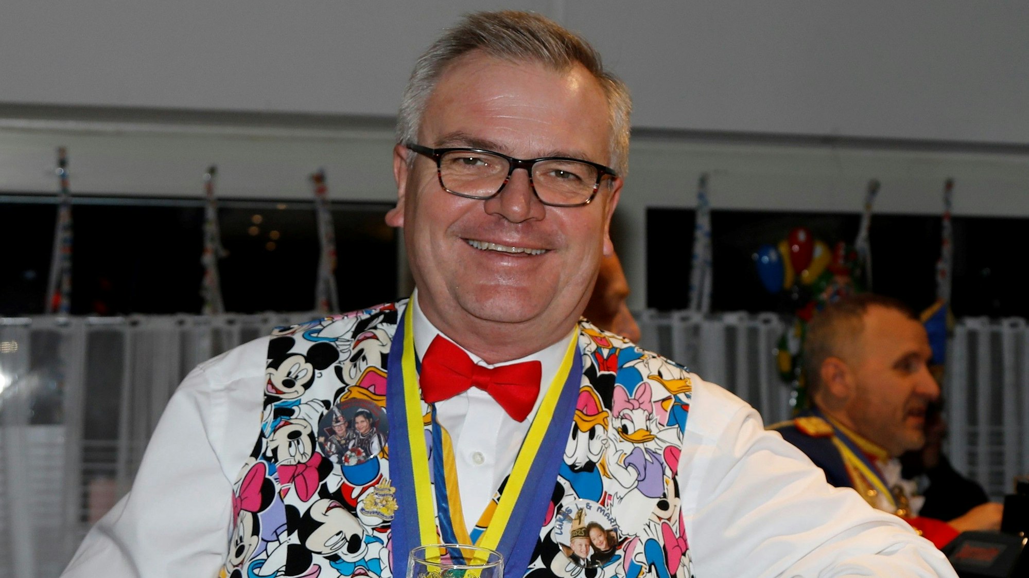 Bütten-Star Jürgen Beckers (54) pausiert für seine Kinder, weil sie in dieser Session das das Kinderprinzenpaar in Alsdorf stellen. Für Tochter Marie (10) und Sohn Lukas (8) wird damit ein Traum wahr, und den Vater und die Mutter Sandra freut es ebenfalls. Foto: Daniela Decker