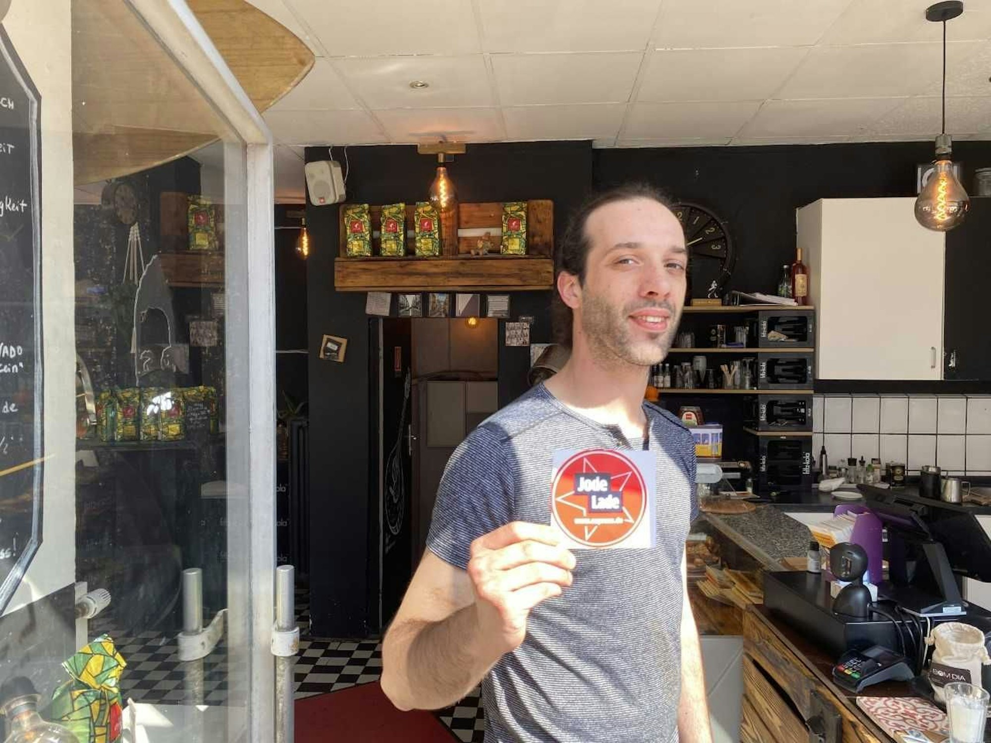 Barista Tiago mit „Jode Lade“- Sticker.