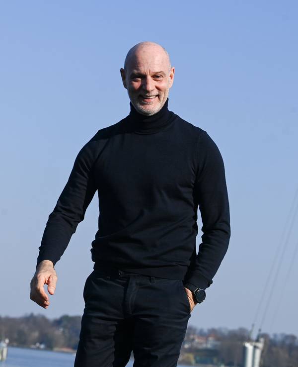 Der TV-Schauspieler Simon Licht bei einem Fototermin im Verein Seglerhaus am Wannsee.
