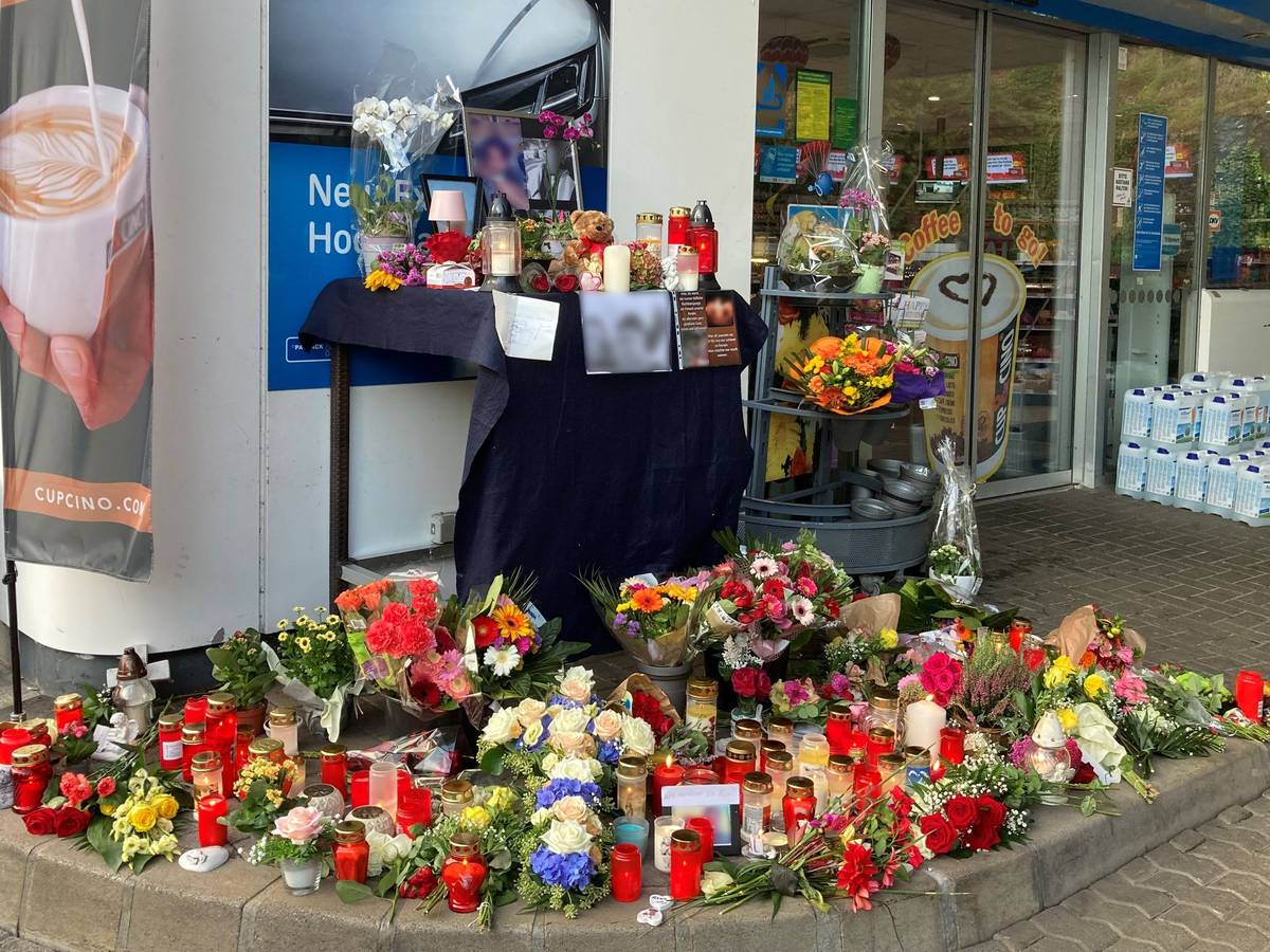 Blumen und Kerzen sind vor einer Tankstelle aufgestellt. Ein Mitarbeiter der Tankstelle war am 18. September von einem Mann erschossen worden.