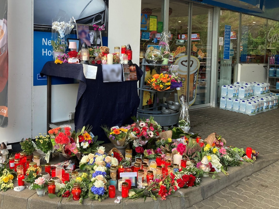 Blumen und Kerzen sind vor einer Tankstelle aufgestellt. Ein Mitarbeiter der Tankstelle war am 18. September von einem Mann erschossen worden.