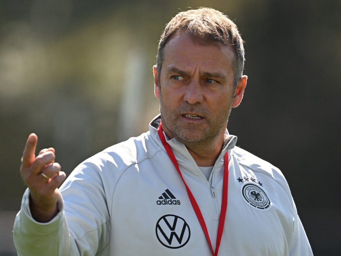 Trainer Hansi Flick leitet das Training der Mannschaft.