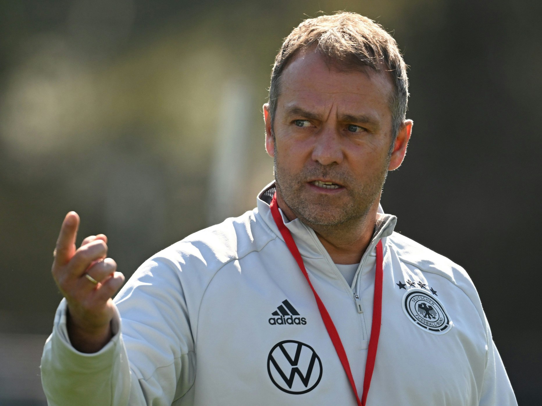 Trainer Hansi Flick leitet das Training der Mannschaft.
