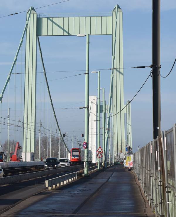 Autos und KVB-Bahn fahren über die Mülheimer Brücke.
