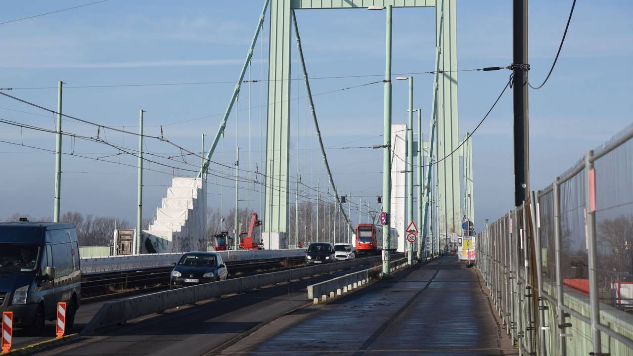 Autos und KVB-Bahn fahren über die Mülheimer Brücke.
