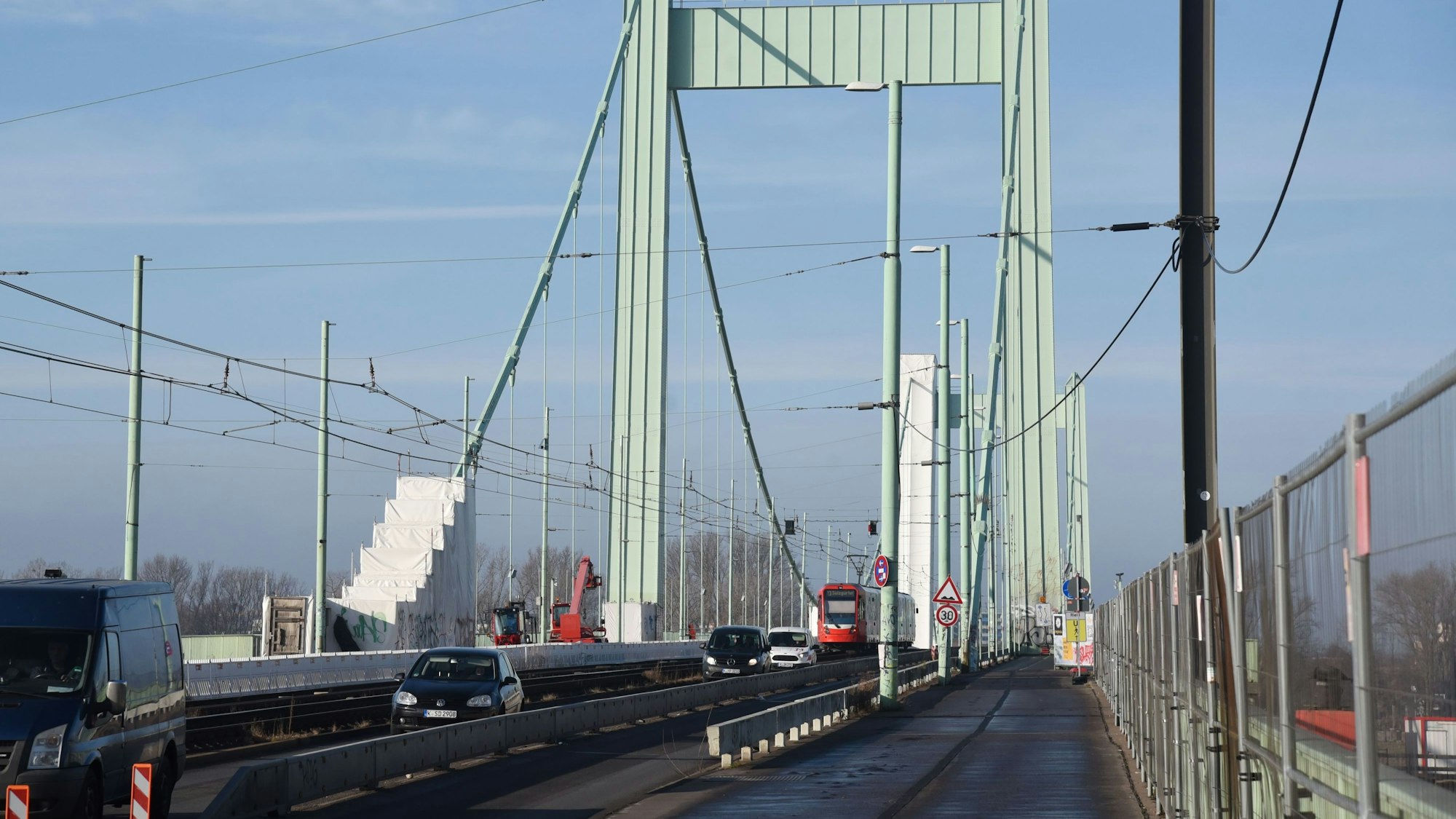 Autos und KVB-Bahn fahren über die Mülheimer Brücke.