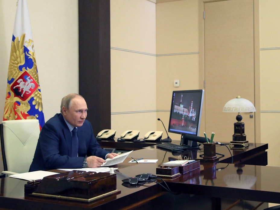 Der russische Präsident Wladimir Putin in seinem Amtssitz Nowo-Ogaryowo nahe Moskau am 25. März 2022. Hat er ein Datum fürs Kriegsende?