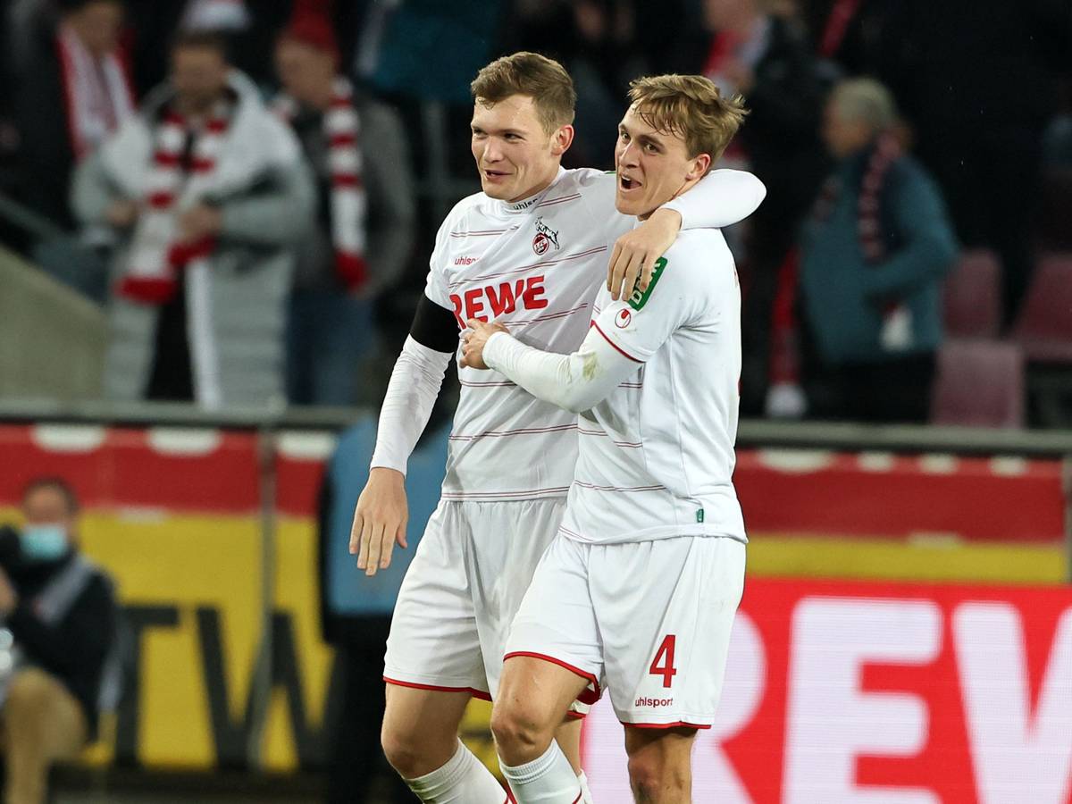 Luca Kilian und Timo Hübers umarmen sich nach dem 1:1 des 1. FC Köln gegen Borussia Dortmund.