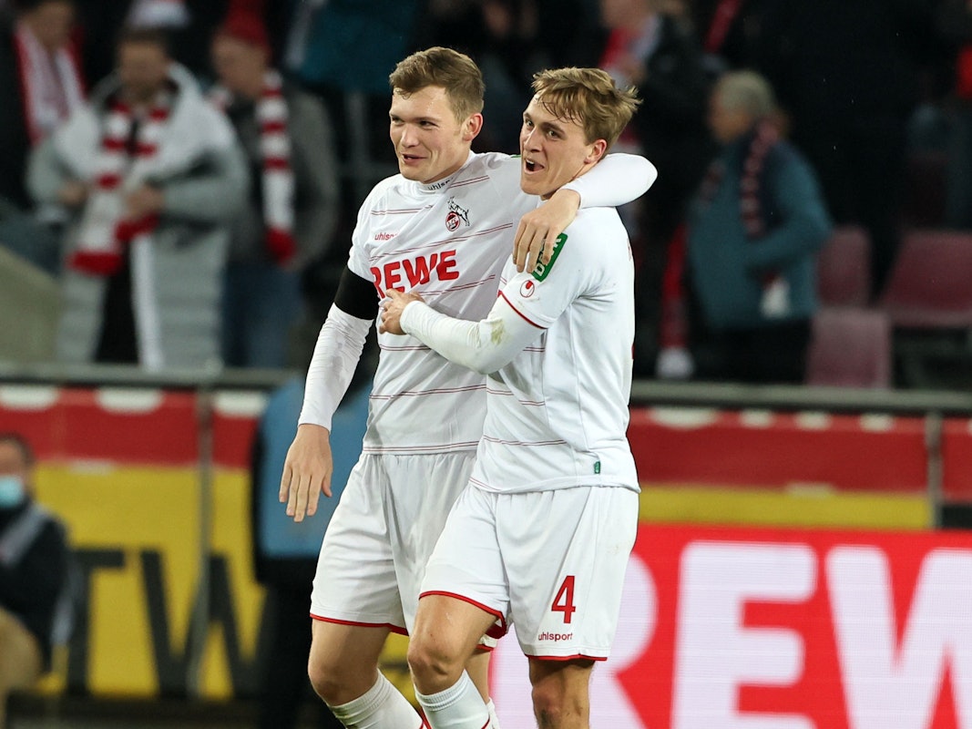 Luca Kilian und Timo Hübers umarmen sich nach dem 1:1 des 1. FC Köln gegen Borussia Dortmund.
