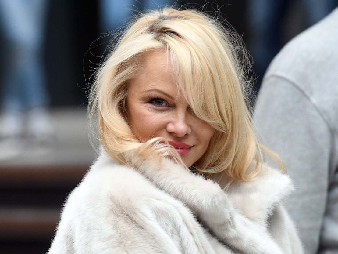 Die Schauspielerin Pamela Anderson kommt am 13. September 2017 in Köln (Nordrhein-Westfalen) zu einem Fototermin zur Vorstellung der „House of Mystery“-Tournee des Zauberers Hans Klok.