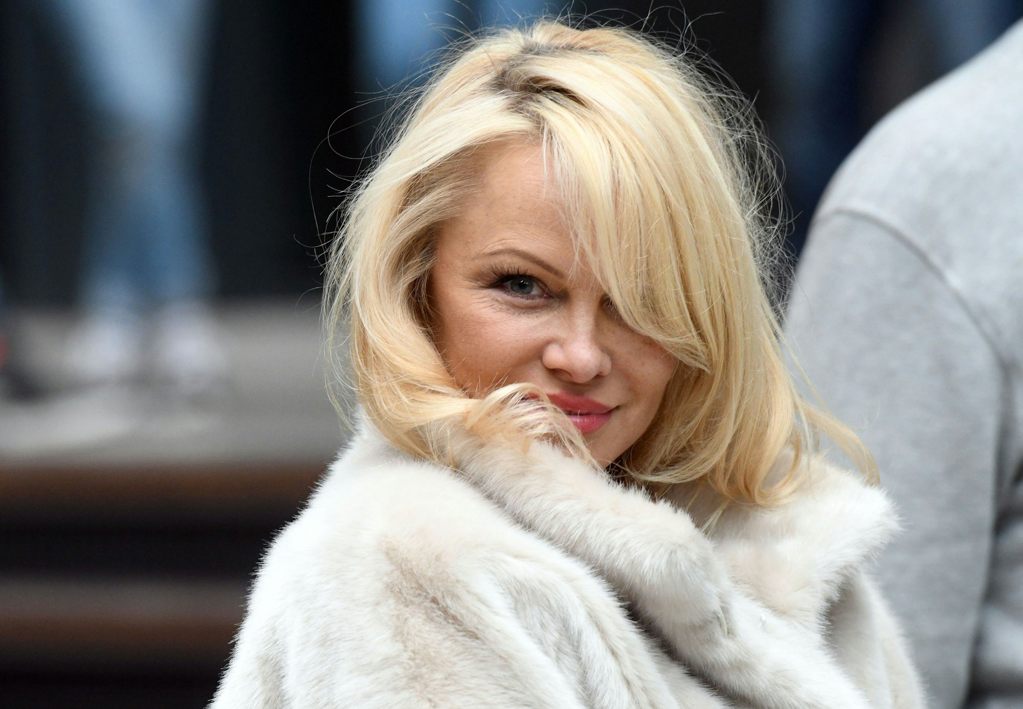 Die Schauspielerin Pamela Anderson kommt am 13. September 2017 in Köln (Nordrhein-Westfalen) zu einem Fototermin zur Vorstellung der „House of Mystery“-Tournee des Zauberers Hans Klok.