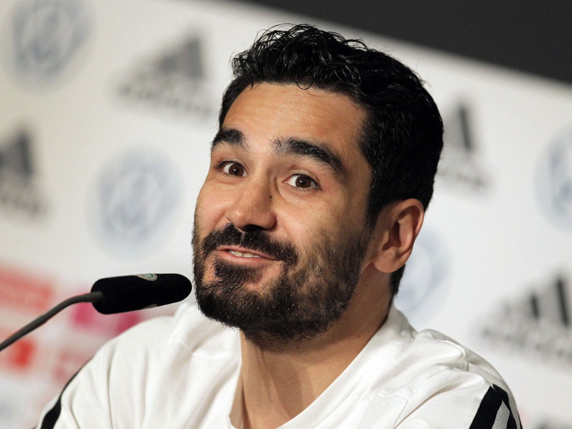 Nationalspieler Ilkay Gündogan spricht bei der Pressekonferenz.
