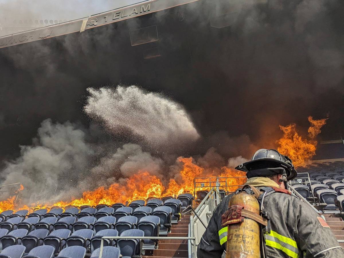 Auf diesem von der Feuerwehr Denver zur Verfügung gestellten Bild bekämpfen Feuerwehrleute die Flammen im Empower Field im Mile High Stadion in Denver. Feuerwehrleute haben einen Brand gelöscht, der mehrere Sitzreihen und einen Suitenbereich im Stadion der Denver Broncos in Brand gesetzt hat.