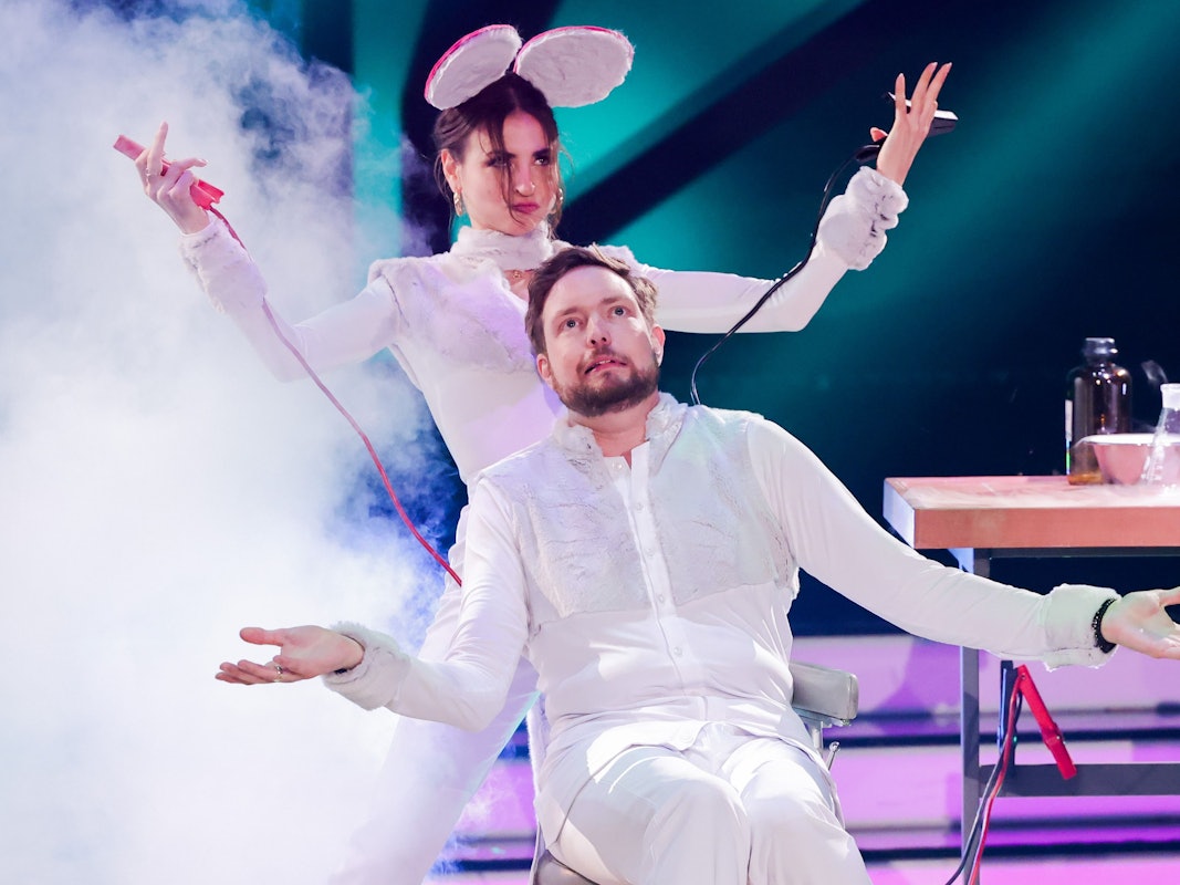 „Let’s Dance“ 2022: Beim Tanz von Ekaterina Leonova und Bastian Bielendorfer am 18. März 2022 entdeckte ein „Let’s Dance“-Fan ein obszönes Bild im Hintergrund.
