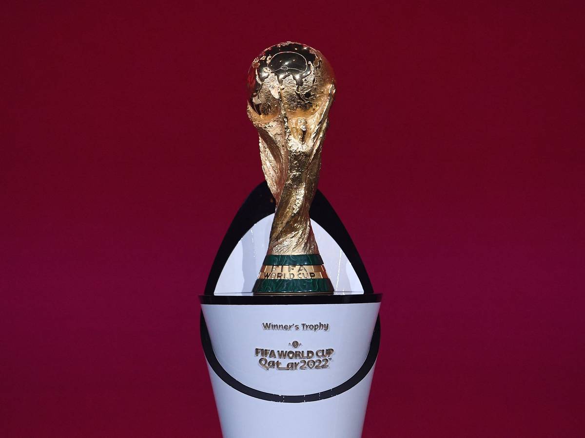 Der WM-Pokal der FIFA steht auf einem Sockel