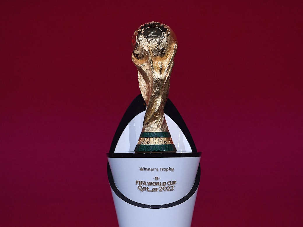 Der WM-Pokal der FIFA steht auf einem Sockel