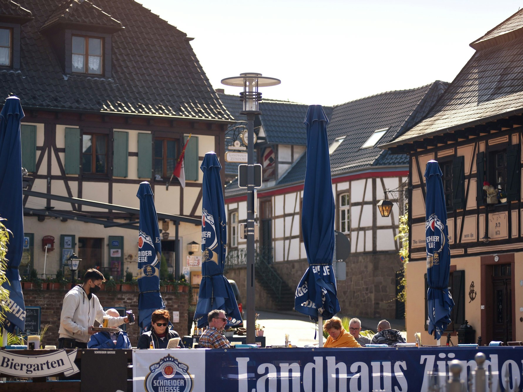 Ein warmer, sonniger und wolkenloser Frühlingstag in Porz-Zündorf.