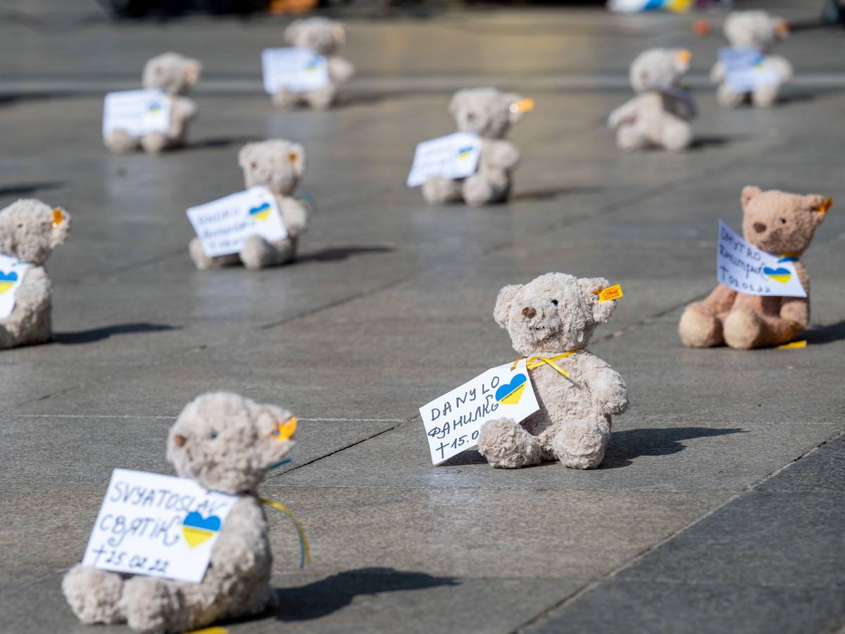 Teddybären sitzen vor dem Kölner Dom.