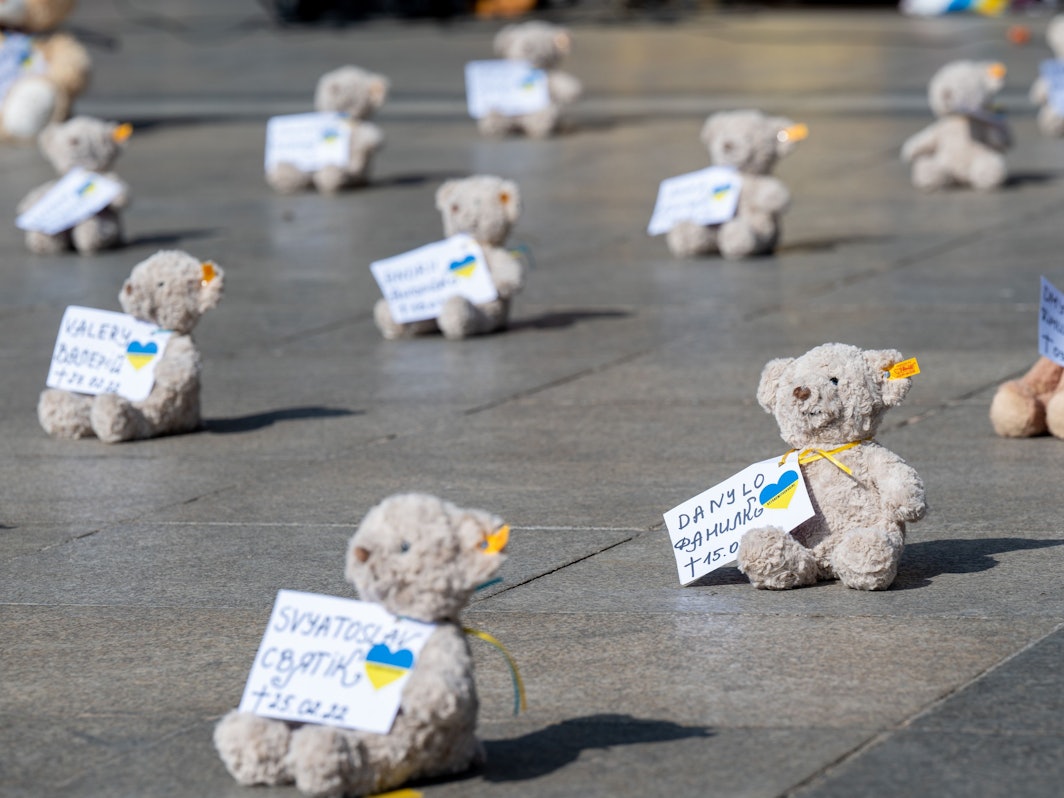 Teddybären sitzen vor dem Kölner Dom.