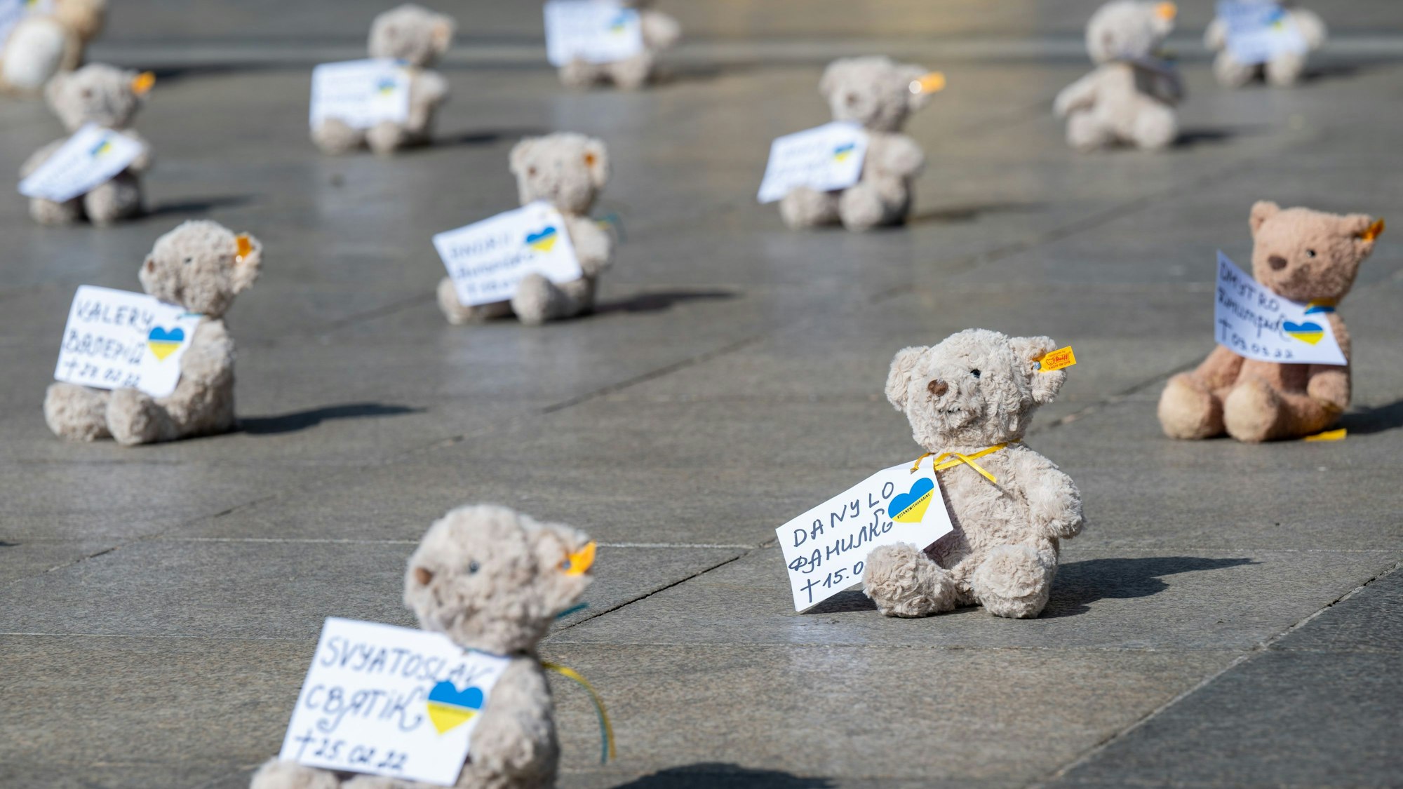 Teddybären sitzen vor dem Kölner Dom.