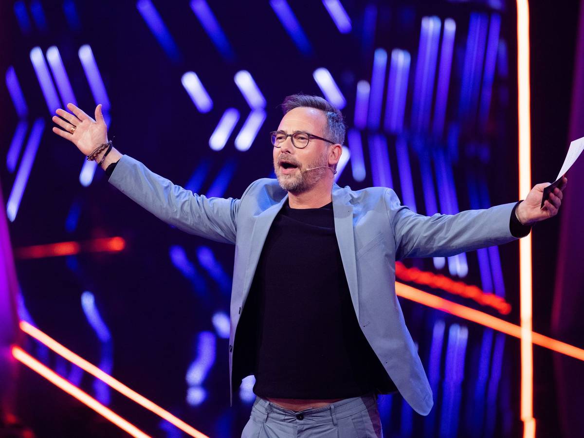 Matthias Opdenhövel steht in der ProSieben-Show „The Masked Singer“ auf der Bühne.