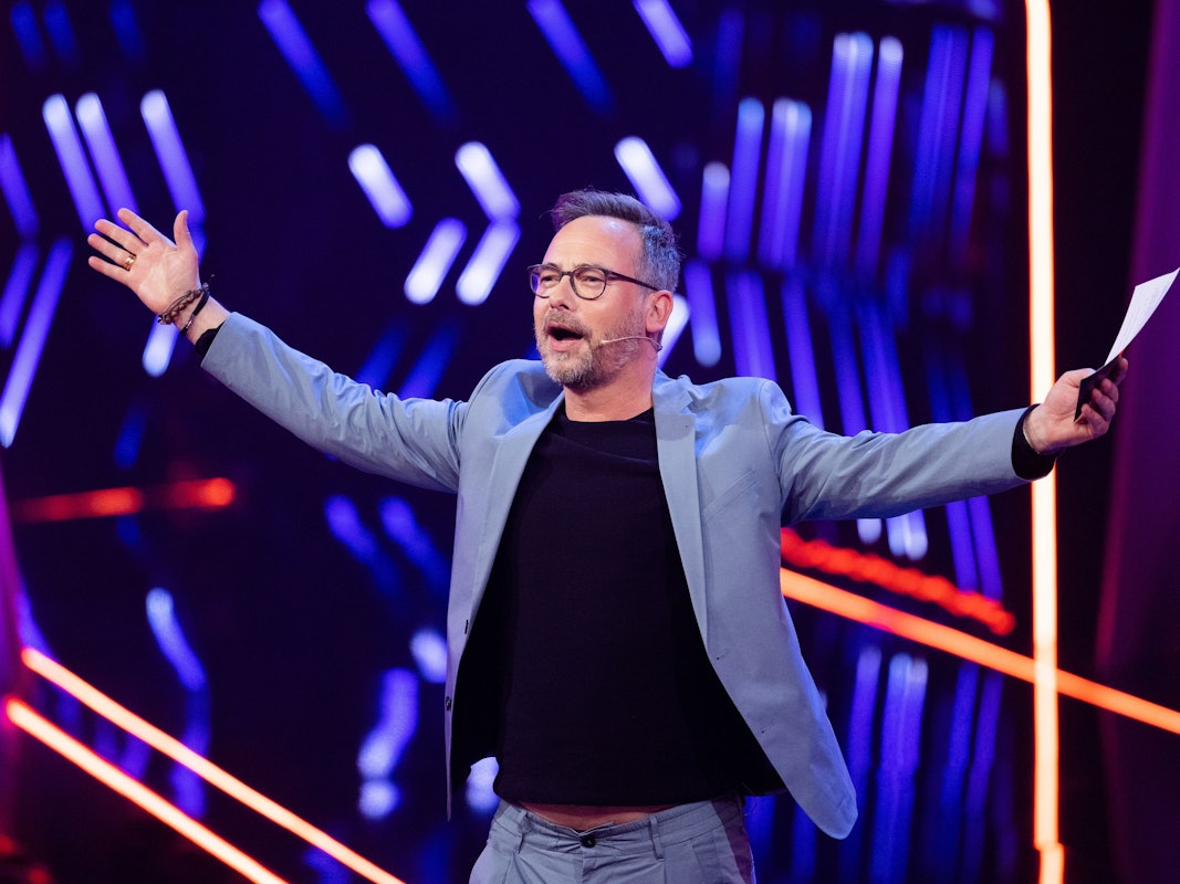 Matthias Opdenhövel steht in der ProSieben-Show „The Masked Singer“ auf der Bühne.