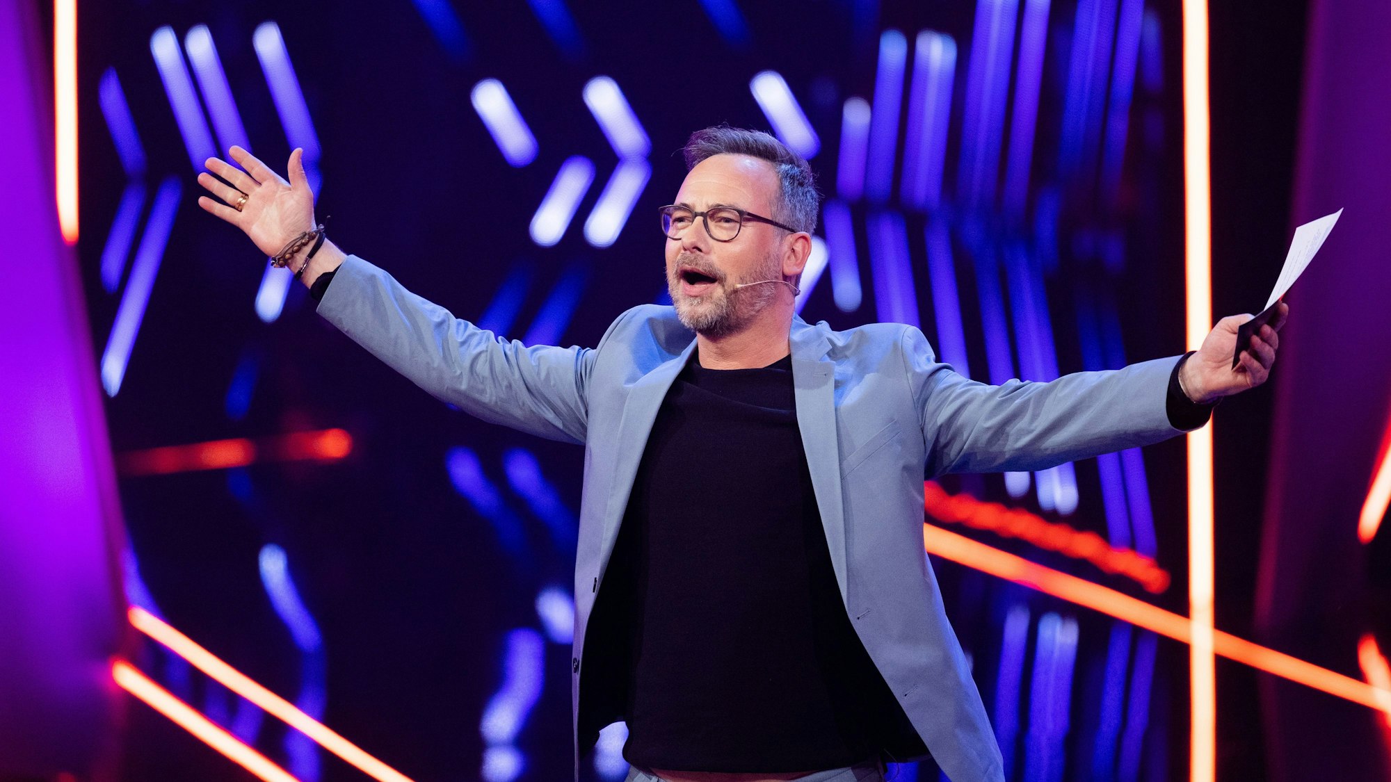 Matthias Opdenhövel steht in der ProSieben-Show „The Masked Singer“ auf der Bühne.
