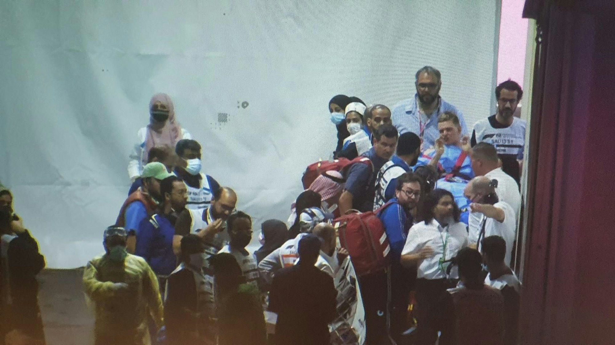 Mick Schumacher nach seinem Crash in Saudi-Arabien am 26. März 2022 auf einer Trage, um ihn herum viele Menschen.