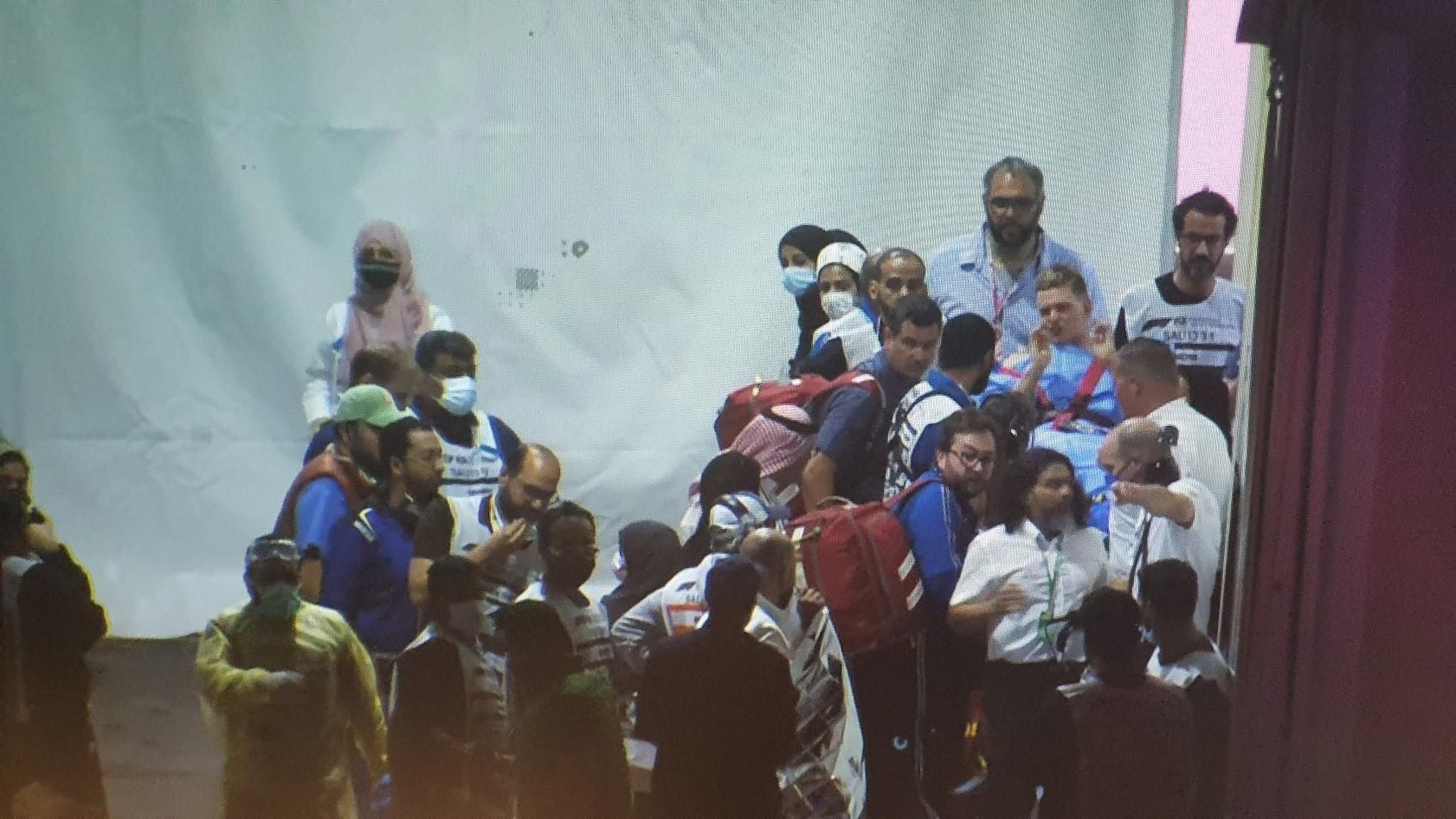 Mick Schumacher nach seinem Crash in Saudi-Arabien am 26. März 2022 auf einer Trage, um ihn herum viele Menschen.