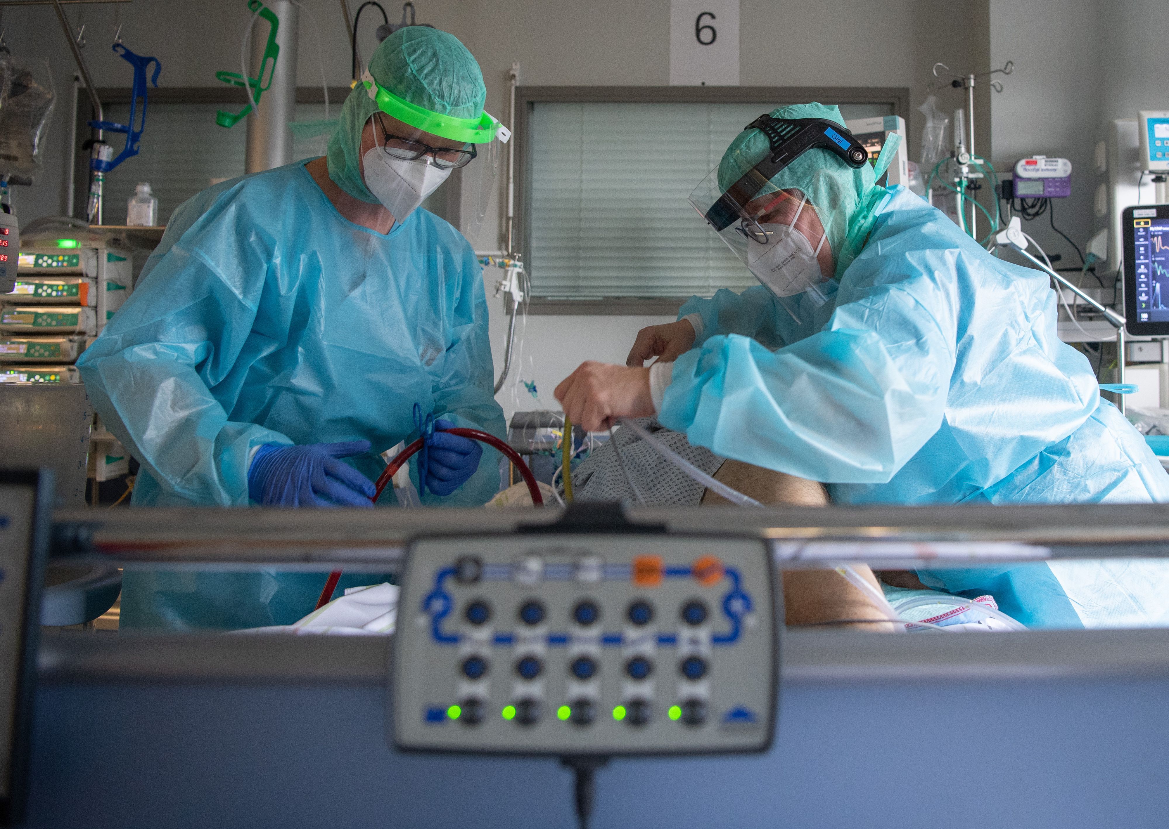 Intensiv-Pflegekräfte versorgen einen schwer an Corona erkrankten Patienten auf der Intensivstation. Das Foto wurde am 16.02.2022 in Fulda aufgenommen.