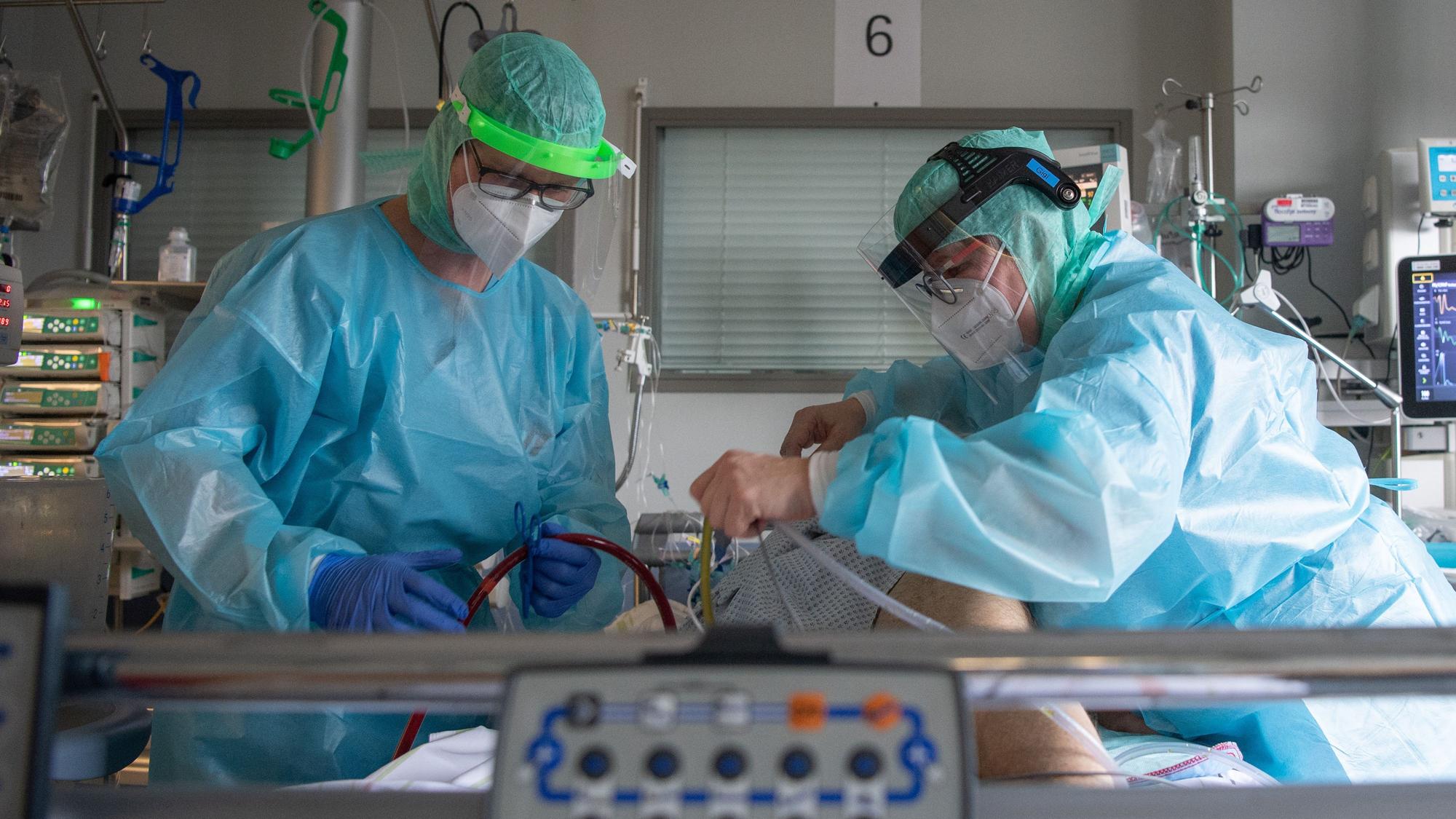 Intensiv-Pflegekräfte versorgen einen schwer an Corona erkrankten Patienten auf der Intensivstation. Das Foto wurde am 16.02.2022 in Fulda aufgenommen.