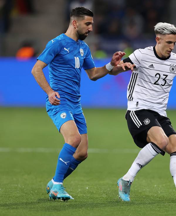 Nico Schlotterbeck im Duell mit Munas Dabbur.